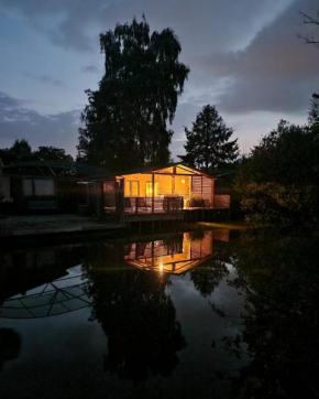 Rustig gelegen chalet Solvo met terras aan het water